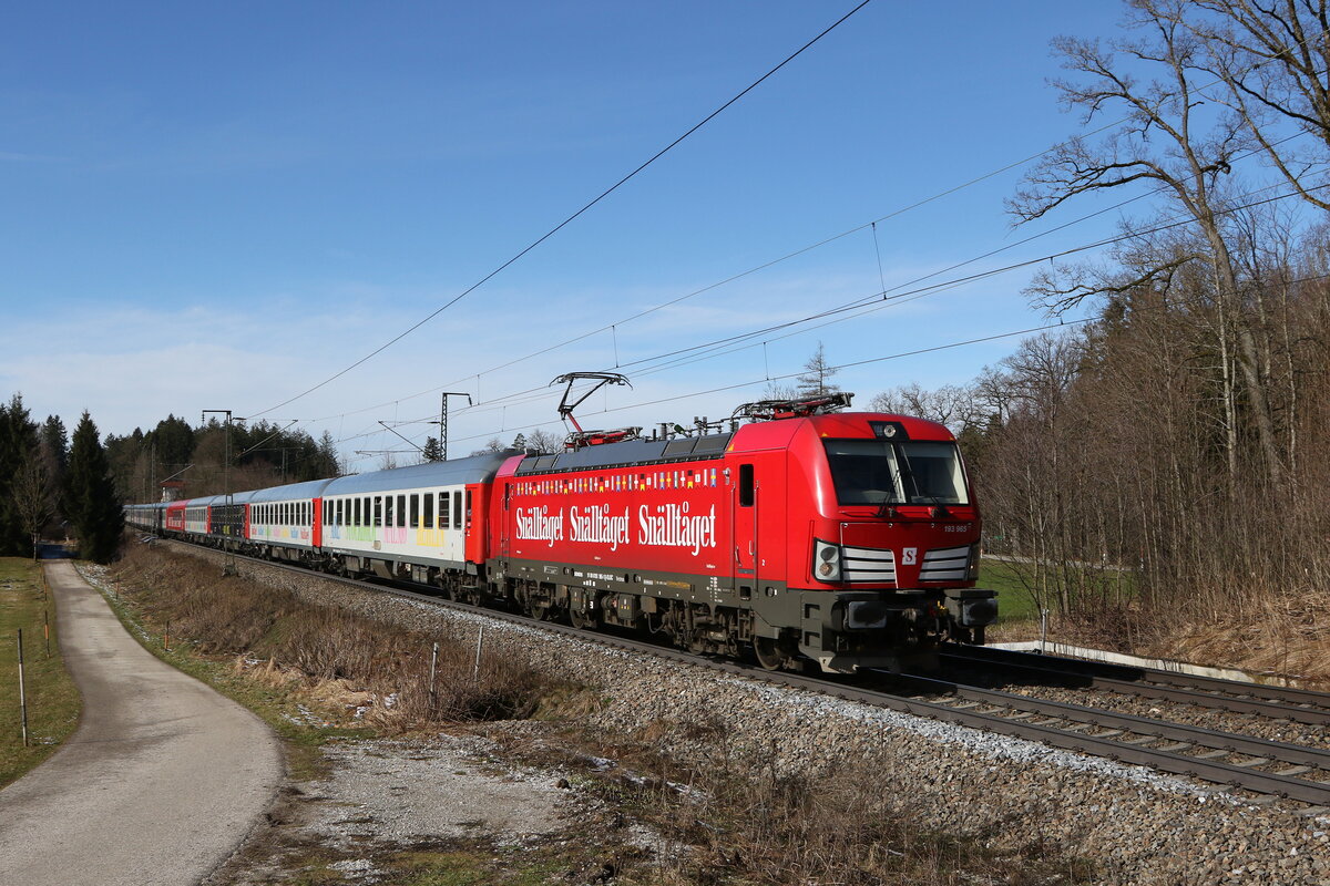 193 965 mit dem  Snälltaget-Skizug  auf dem Weg nach Salzburg. Aufgenommen am 24. Februar 2024 bei Hufschlag/Traunstein.