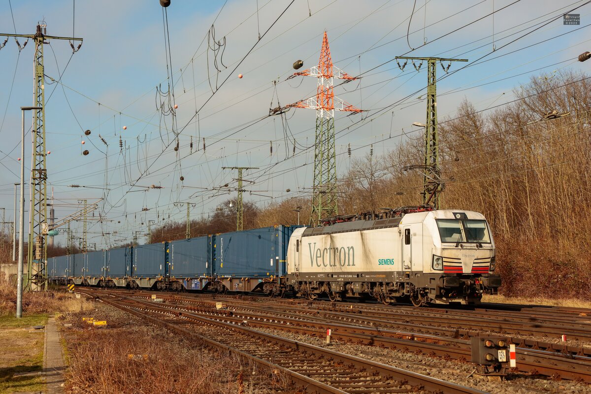193 967-8 Siemens Vectron mit Containerzug in Köln Gremberg, Februar 2025.