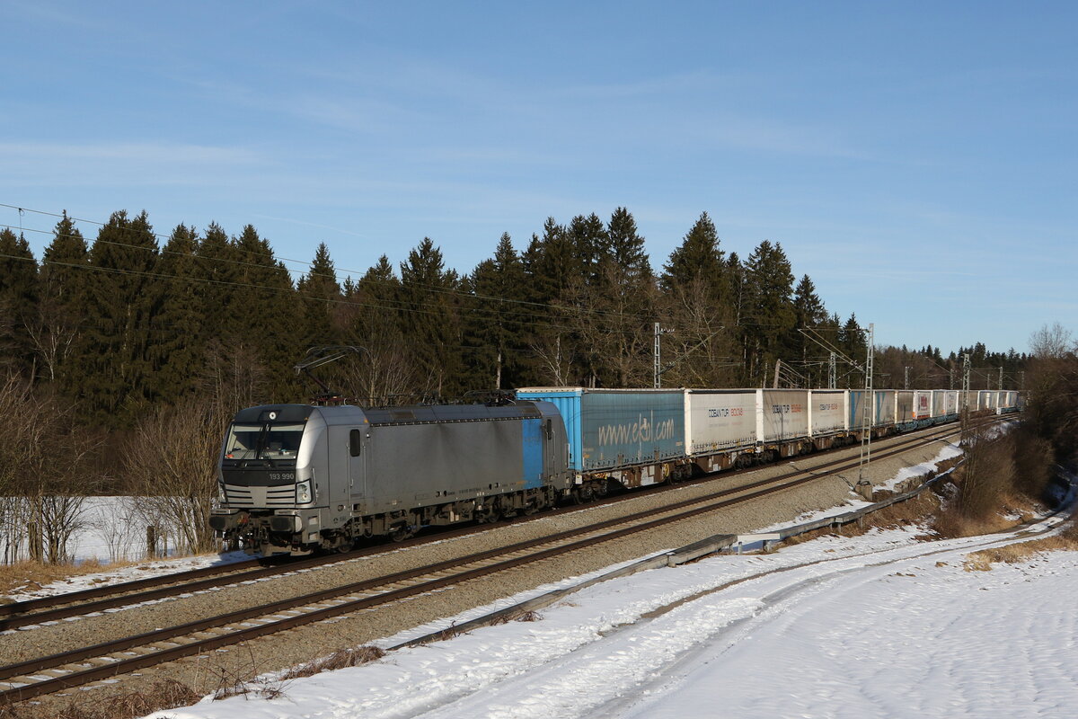 193 990 mit dem  Ekol  aus Salzburg kommend am 27. Januar 2022 bei Grabenstätt im Chiemgau.