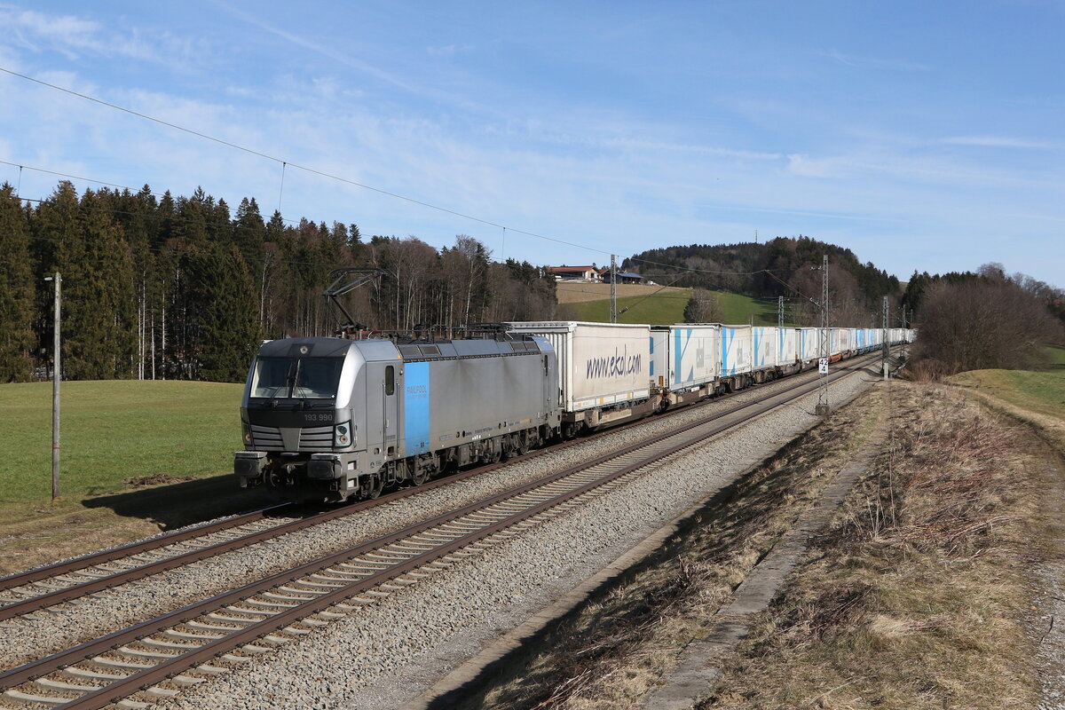 193 990 mit dem  EKOL  aus Salzburg kommend am 22. Februar 2023 bei Hütt im Chiemgau.