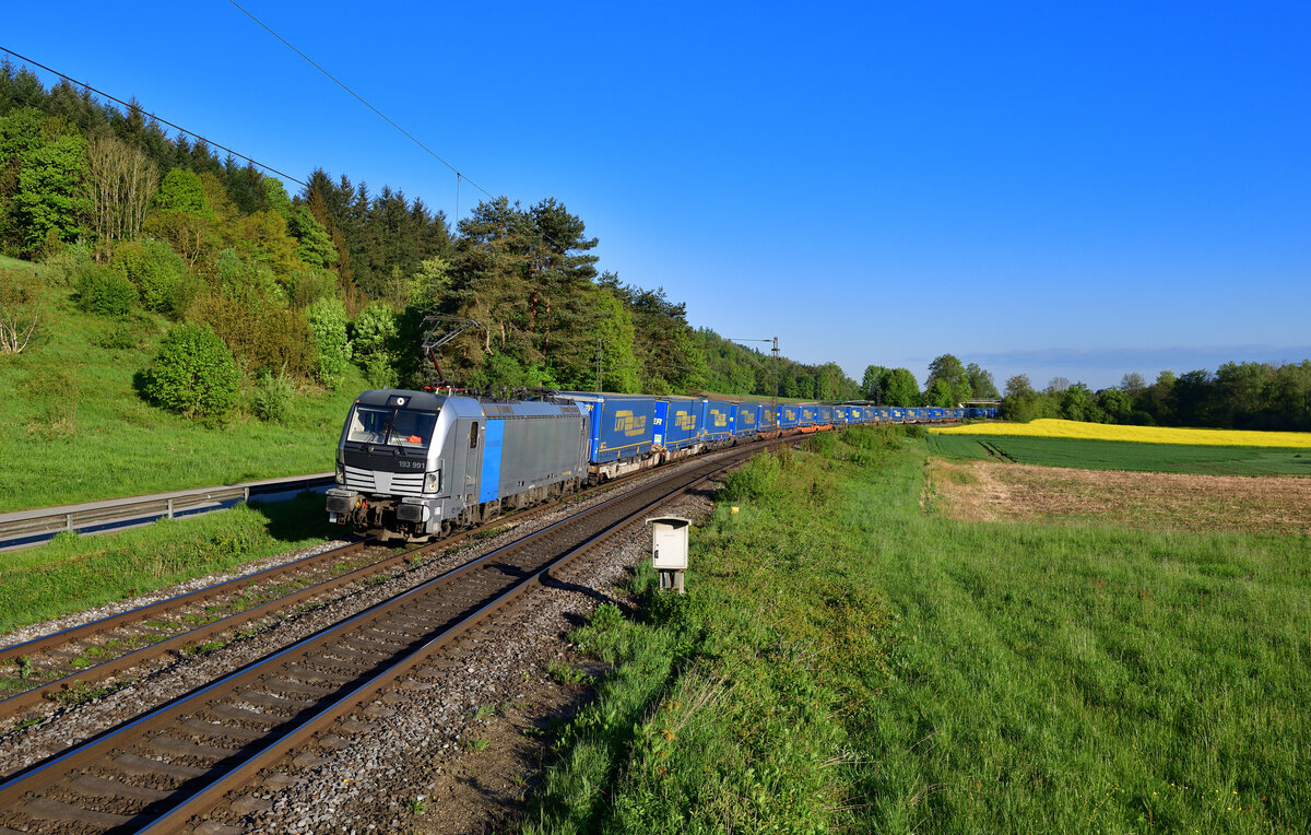 193 991 mit einem KLV am 26.04.2024 bei Vilshofen.