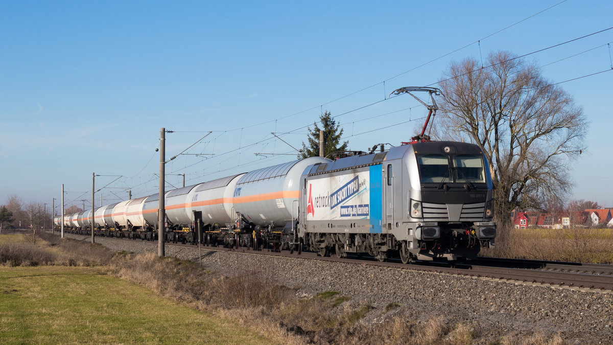193 992-5 ist am 30. Dezember 2019 bei Laubenzedel mit einem Gaskesselzug unterwegs.