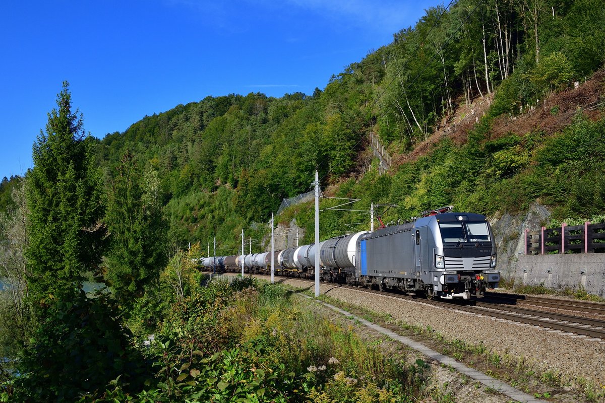 193 992 mit einem Kesselzug am 18.09.2019 bei Ingling.