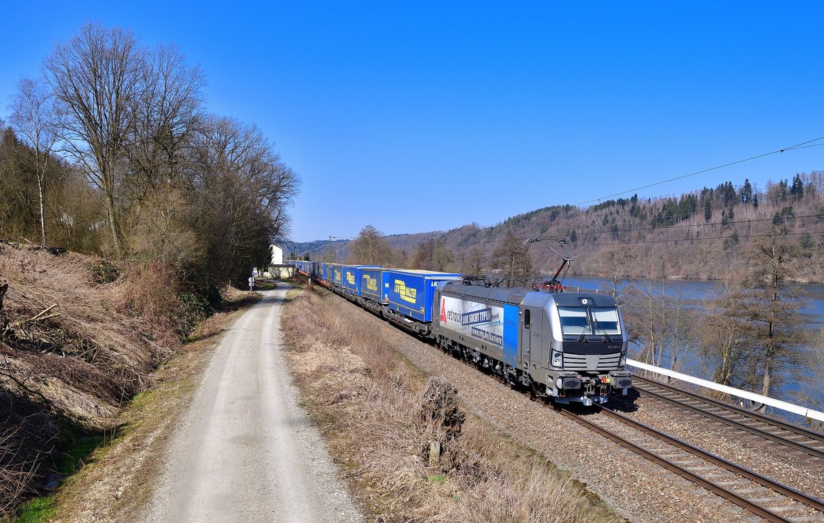 193 993 mit DGS 40657 am 26.03.2021 bei Seestetten.