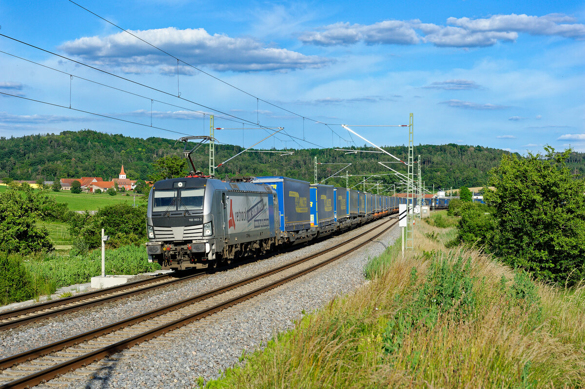 193 993 Railpool/Retrack VTG  Lok sucht Typen  mit einem LKW-Walter KLV-Zug bei Oberdachstetten Richtung Würzburg, 26.06.2020
