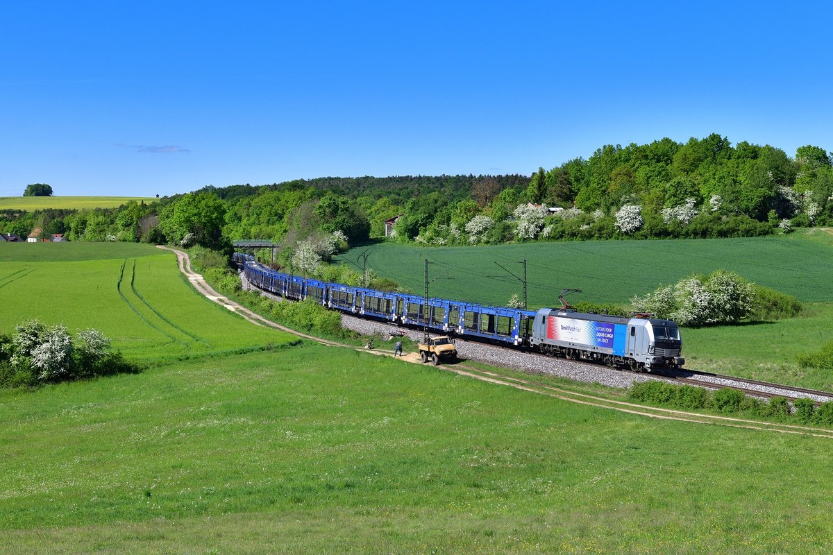 193 994 mit einem Autoleerzug am 12.05.2020 bei Edlhausen.