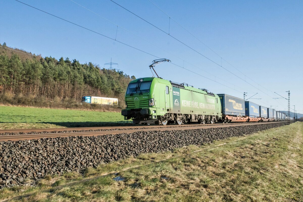 193 996-6 mit einem Aufliegerzug bei Haarbach am 21.12.2021 in Richtung Norden unterwegs.