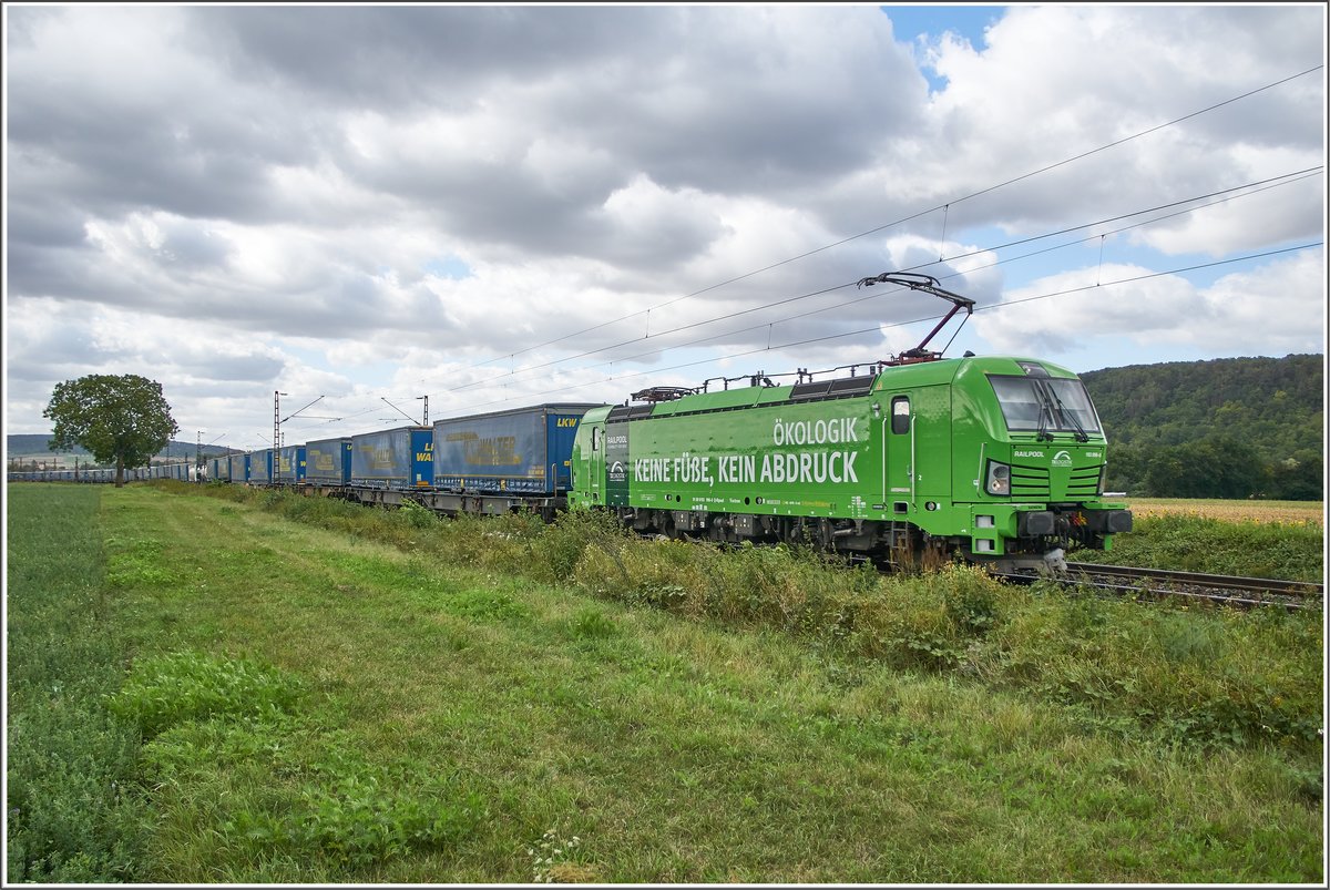 193 996-6 ist mit einen Walterzug am 26.08.2020 bei Himmelstadt zu sehen.