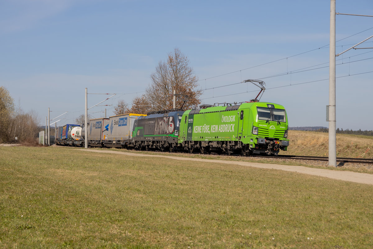 193 996  Ögologik +193 731  Railfanatics  mit einem KLV Zug bei Ostermünchen am 30.03.2021