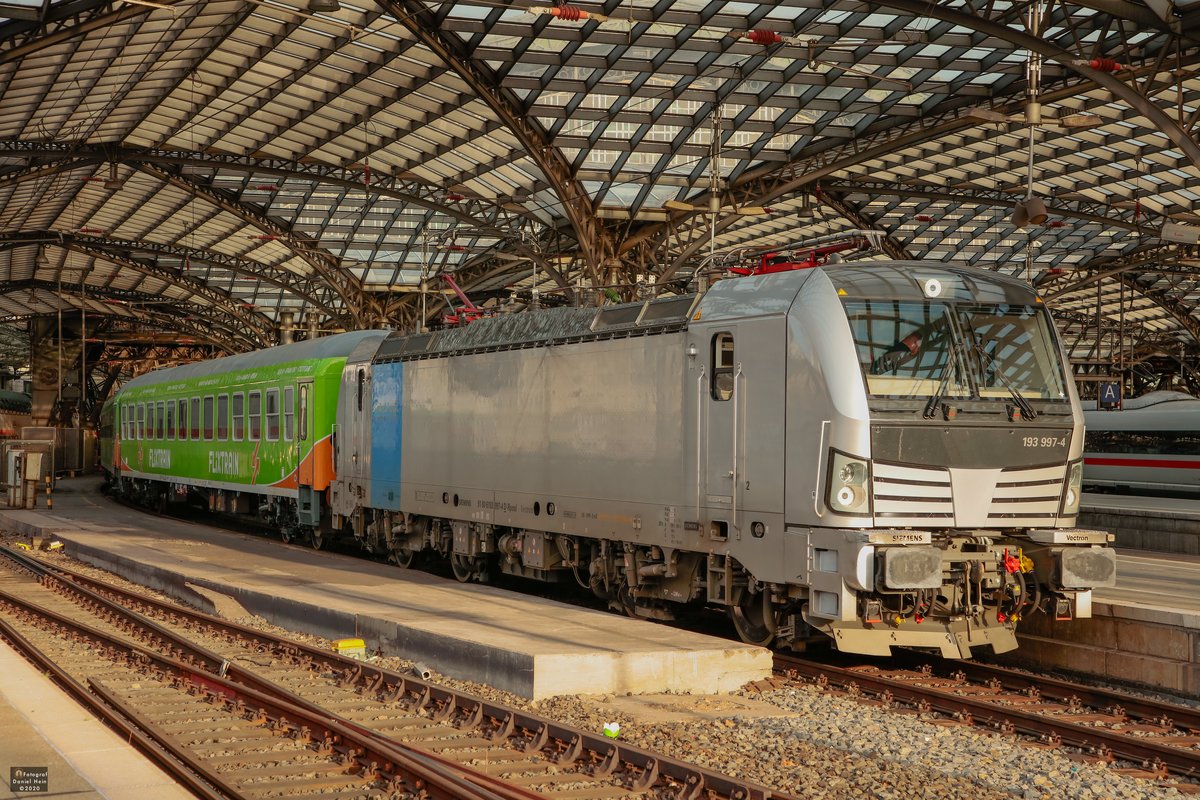193 997 Railpool mit Flixtrain nach Hamburg in Köln Hbf, Februar 2020.