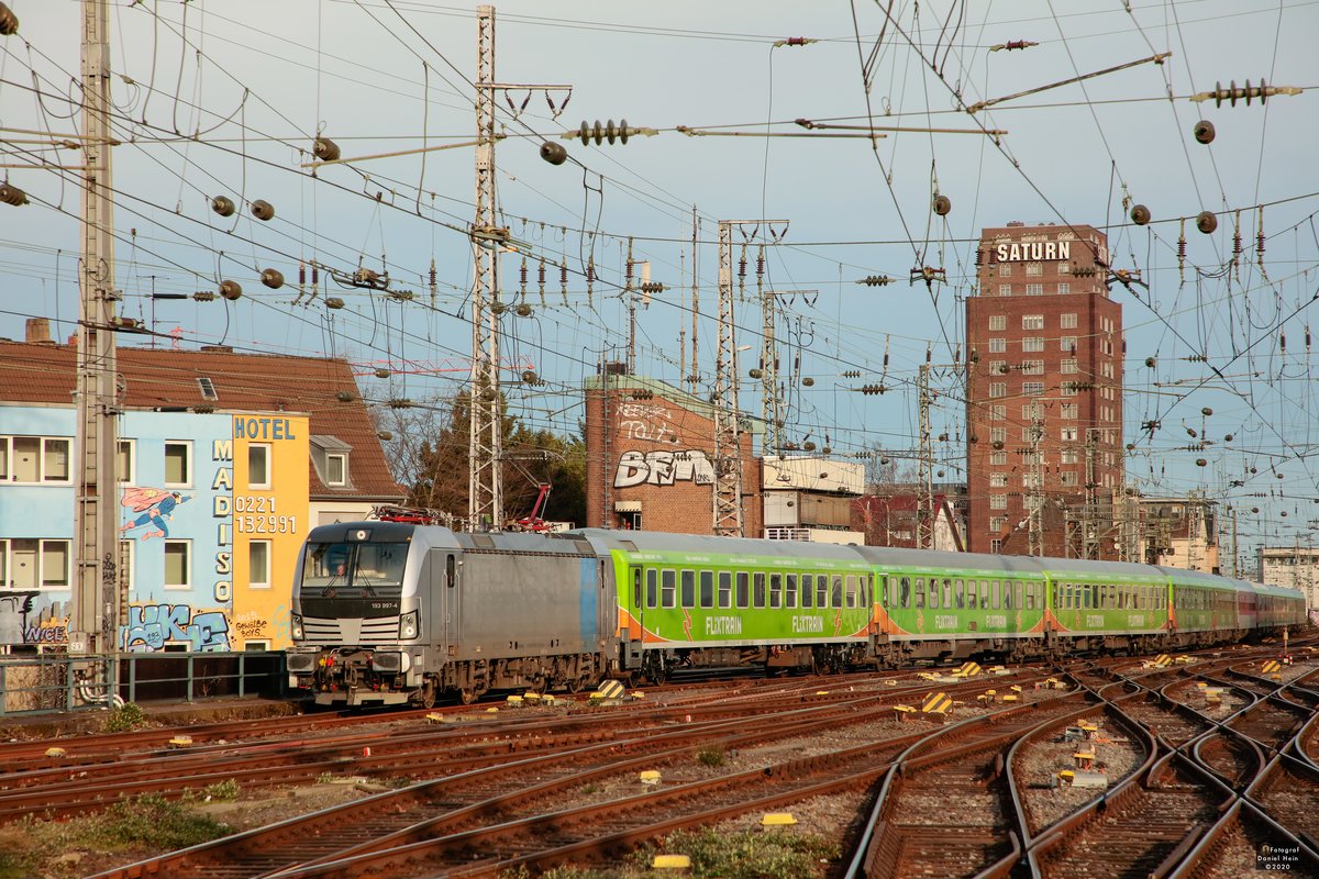 193 997 Railpool mit Flixtrain nach Hamburg bei der Einfahrt in Köln Hbf, Februar 2020.