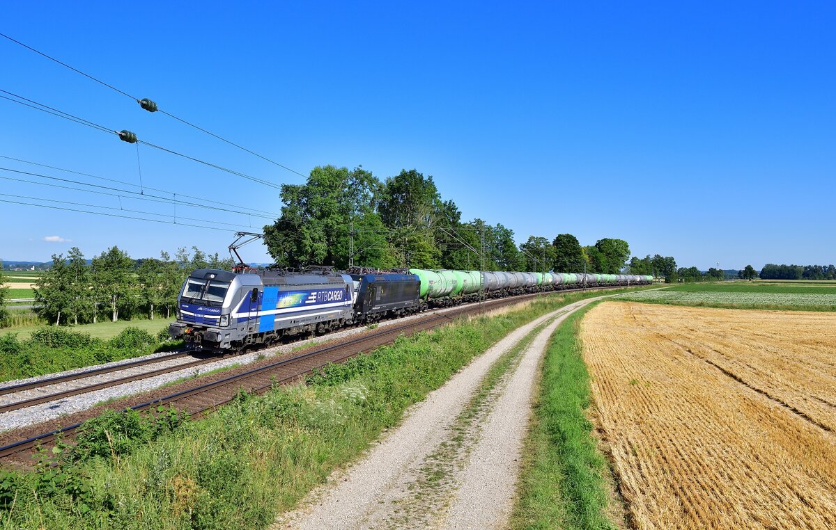 193 999 + 185 544 mit einem Kesselzug am 03.07.2022 bei Langenisarhofen.