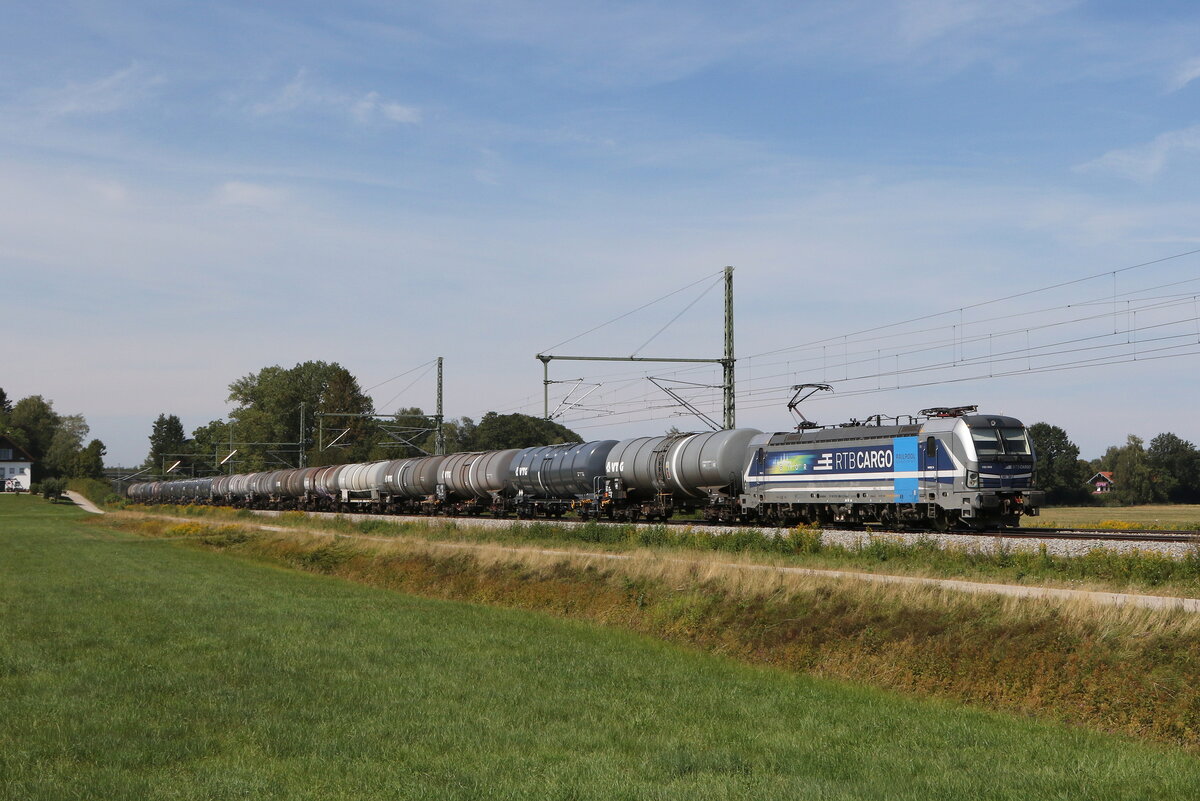 193 999  Györ  von  RTB Cargo  mit einem Kesselwagenzug am 17. August 2022 bei Übersee.