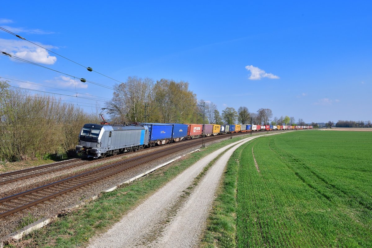 193 999 mit DGS 40668 am 10.04.2020 bei Langenisarhofen.