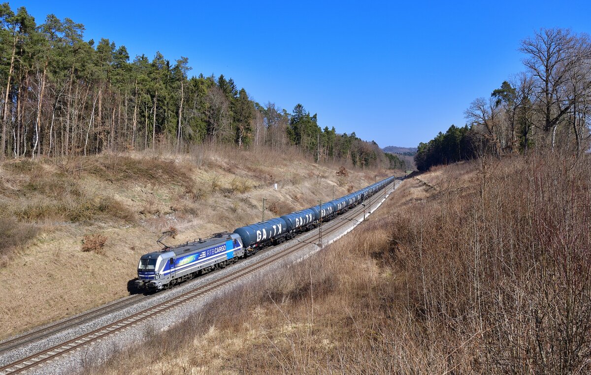 193 999 mit einem Kesselzug am 24.03.2022 bei Sinngrün.