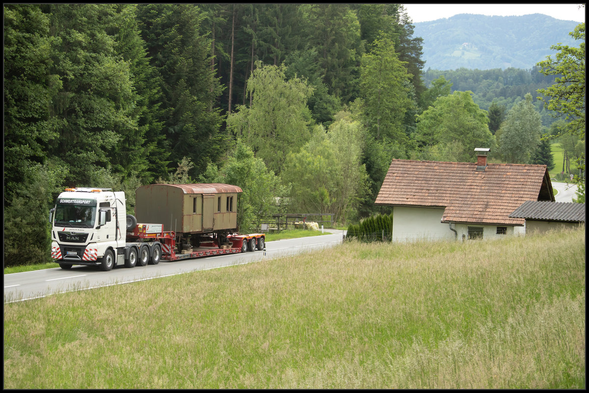 1930 wurde die rund 3,3 Kilometer lange Bahnlinie zwischen Wies und Steyeregg stillgelegt. 
Seither ist nur selten ein Zug an diesem  Bahnwärterhäuschen vorbeigerollt. 

Am 29.Mai 2020 rollte ein Tieflader mit dem Dienstwagen PWI 133 vorbei am einzig verbliebenen Gebäude dieser Strecke Richtung Wies. 
 