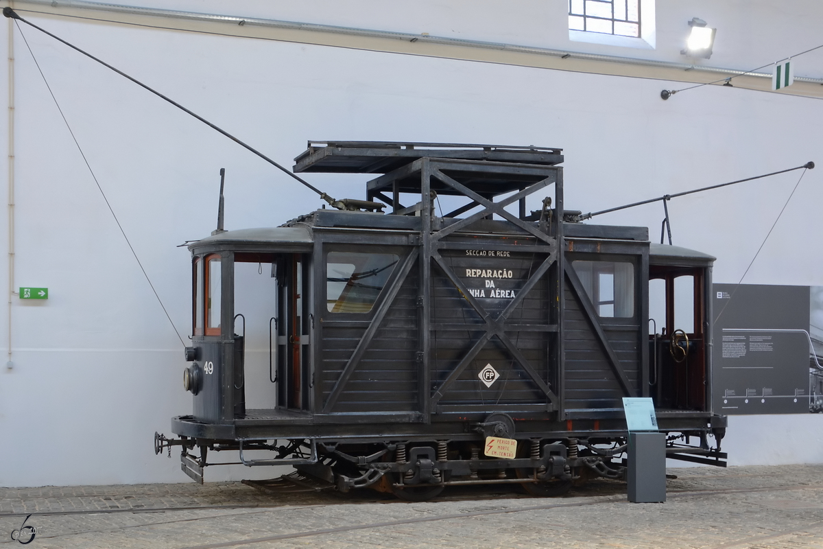 1932 wurde der mit einer manuellen Hebebühne und einer kleinen Werkstatt ausgestattete Reparaturwagen Nr. 49 von der Companhia Carris de Ferro do Porto gebaut. Er diente für kleinere Reparaturen an den Oberleitungen und der im Einsatz befindlichen Fahrzeuge. (Museu do Carro Eléctrico Porto, Januar 2017)
