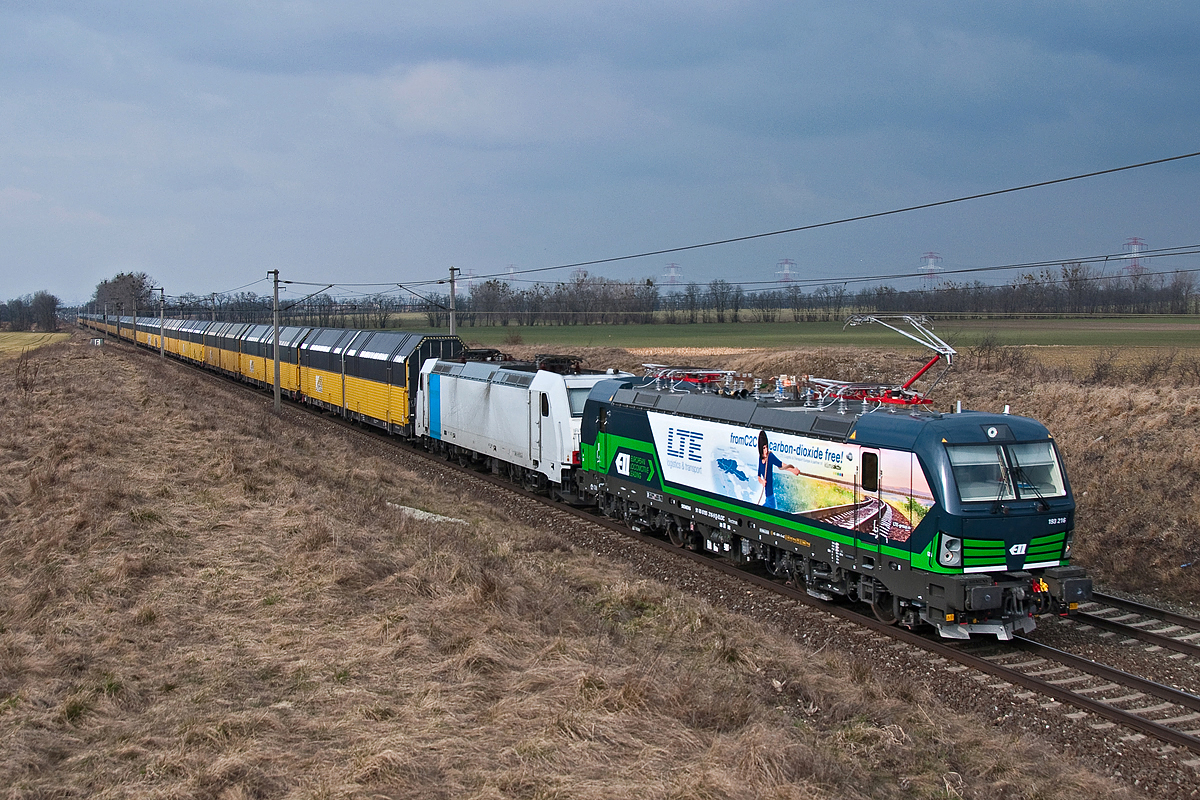 193.216 und 185.636 sind mit dem Altmann Zug nach Hegyeshalom unterwegs. Gramatneusiedl, am 28.02.2015.