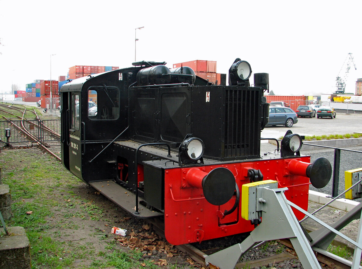 1933 wurde die ursprünglich als Kö 4201 bezeichnete Kleinlok der >LG II von O&K an die DRG geliefert und erhielt 1970 bei der DR die EDV-Nummer 100 201, wurde dann aber 1992 letztmalig in 310 201 umgezeichnet. Seit 2008 steht sie als Denkmallok der Stadtwerke Mainz am Zollhafen der rheinland-pfälzischen Landeshauptstadt.