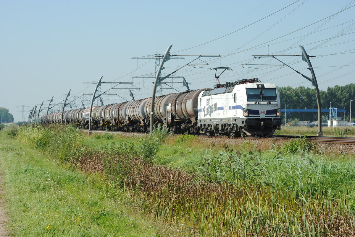 193.364 von DB Cargo unterwegs auf der Güterstrecke zwischen Rotterdam und Zevenaar, mit Kesselwagenzug (Methanol) 47765 (Europoort - Wackerwerk Burghausen) bei km 95.5 nahe Angeren am 08.09.2021, 13.27u. Digi, Bild 22727.
