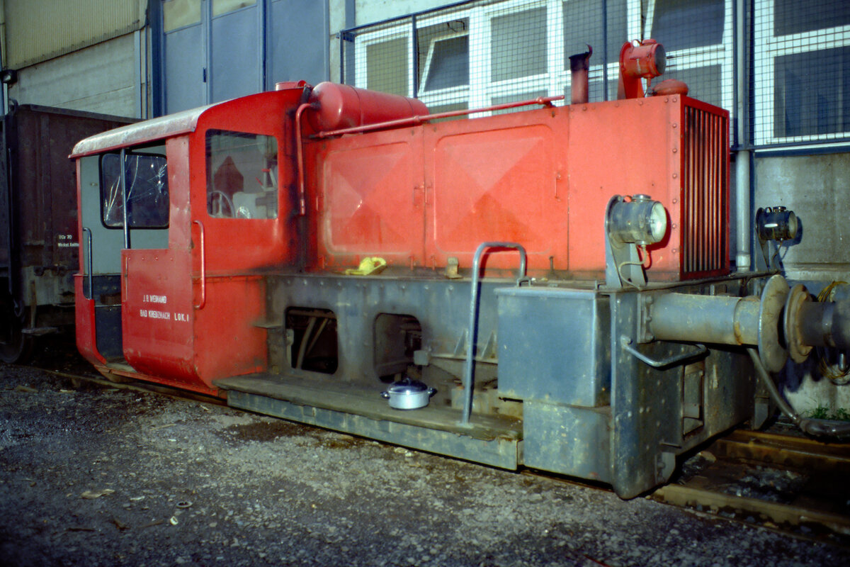 1934 lieferte KM eine Kleinlok der LG II an die DRG, wo sie die Tfz.-Nr, Kö 4290 erhielt. Bei der DB wurde sie dann in 322 143 umgezeichnet. Nach ihrer Aussonderung 1975 ging sie 1976 als Werklok an die Firma J. A. Weinand in Bad Kreuznach, wo am 06.01.1987 diese Aufnahme entstand.

