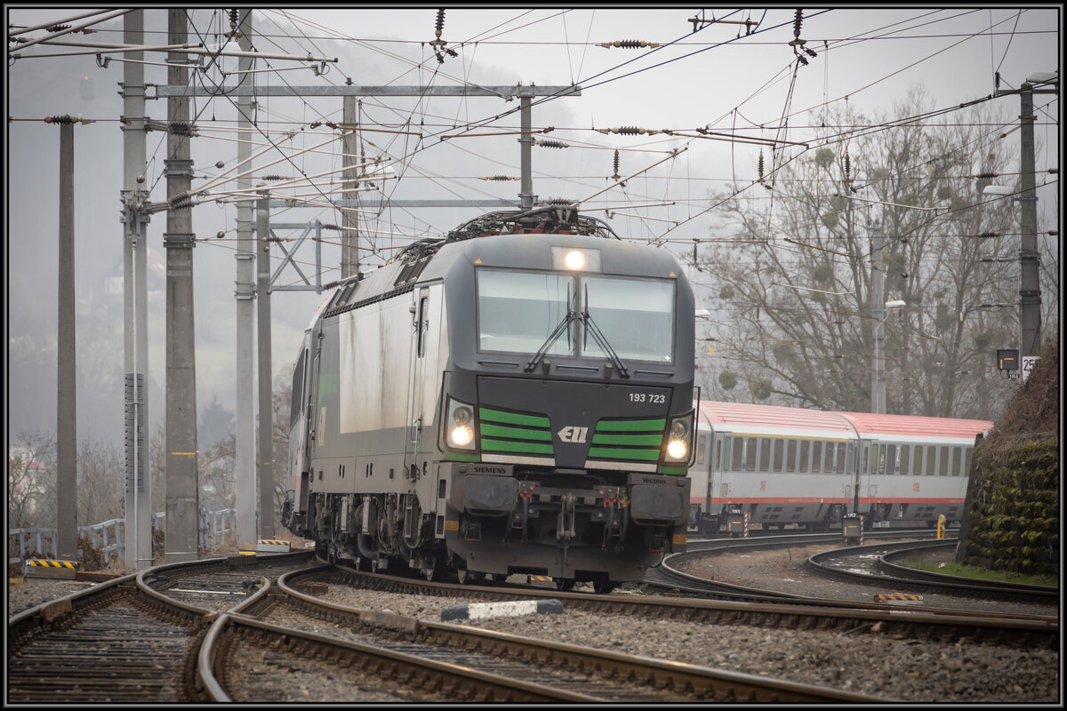 193.723 rollt Bügel tief in den Bahnhof Spielfeld Strass . Aus Kroatien kommt die Mehrsystem Lokomotive im Grenzüberschreitenden Verkehr am 20.Dezember pünktlich mit Ihrem IC an.