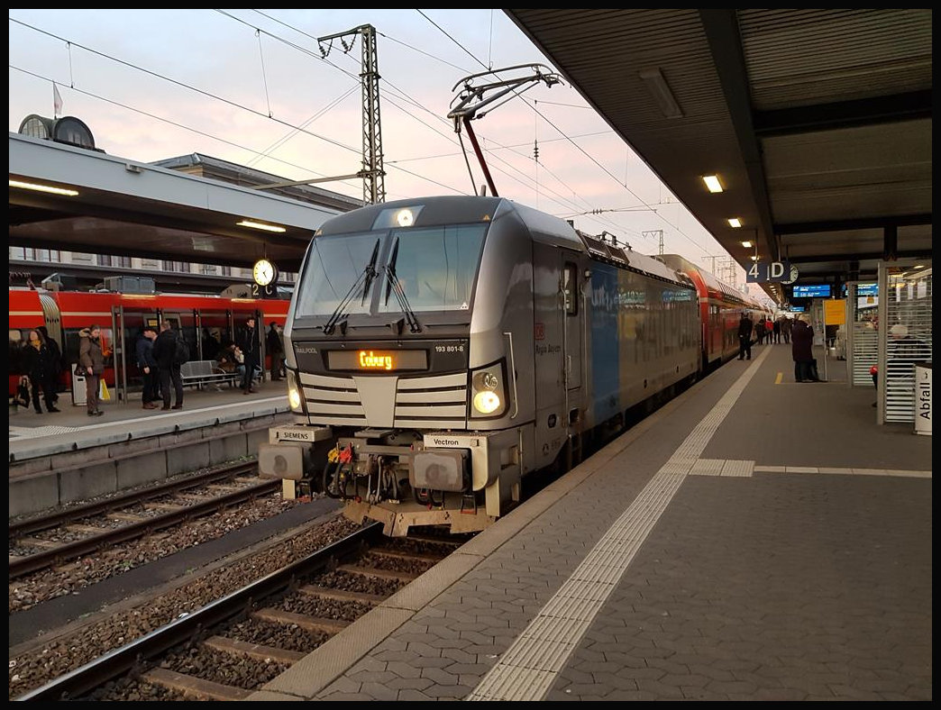 193801 fährt hier am 1.2.2018 um 17.08 Uhr mit dem RE nach Coburg in Nürnberg HBF ab.
Den Beschriftungen nach ist die Lok von DB Regio Bayern von RailPool angemietet!