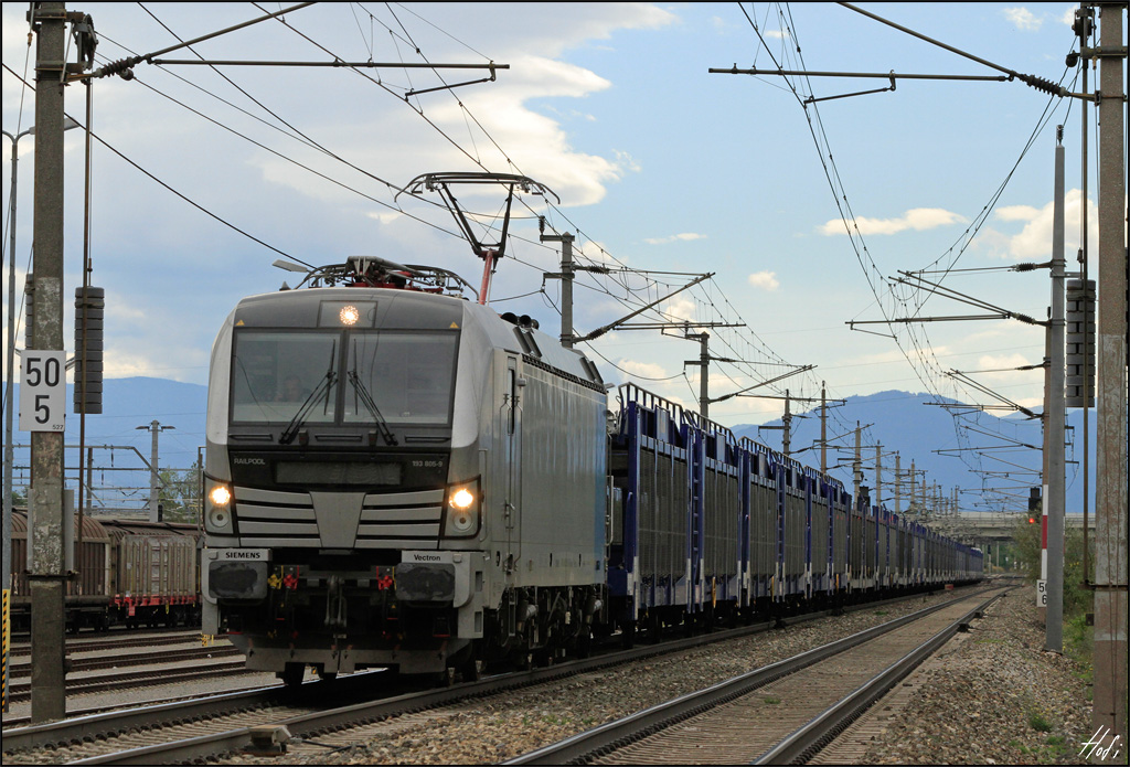 193.805 mit dem WLC SLGAG 41389 von Spielfeld-Stra nach Hegyeshalom.
Am Zugschluss schiebt 182.527  ko-Strom  nach.
Wr.Neustadt am 14.09.13