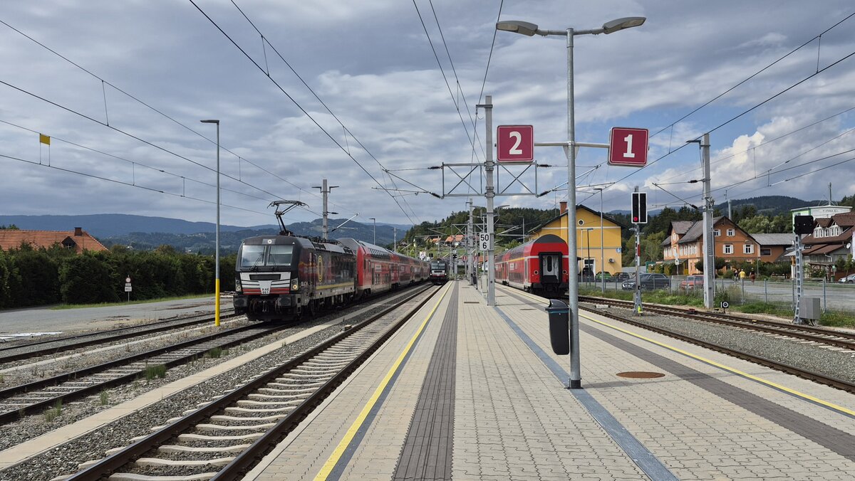 193.861 steht f�r die Drehfahrt mit 5 Doppelstockwagen inklusive 193.863 vor dem Ausfahrsignal bereit. In K�rze wird sich dieses Gespann auf den Weg nach Werndorf zum Wenden in Bewegung setzten — Wies-Eibiswald, 05.09.2026: