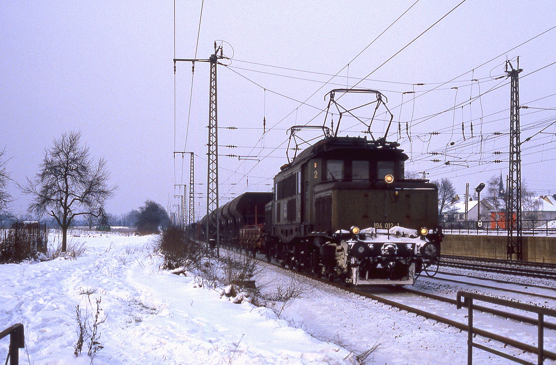 194 012 am 09.01.1985 bei Mannheim Friedrichsfeld. Heute werden die beiden vorderen Gleise nicht mehr genutzt.
