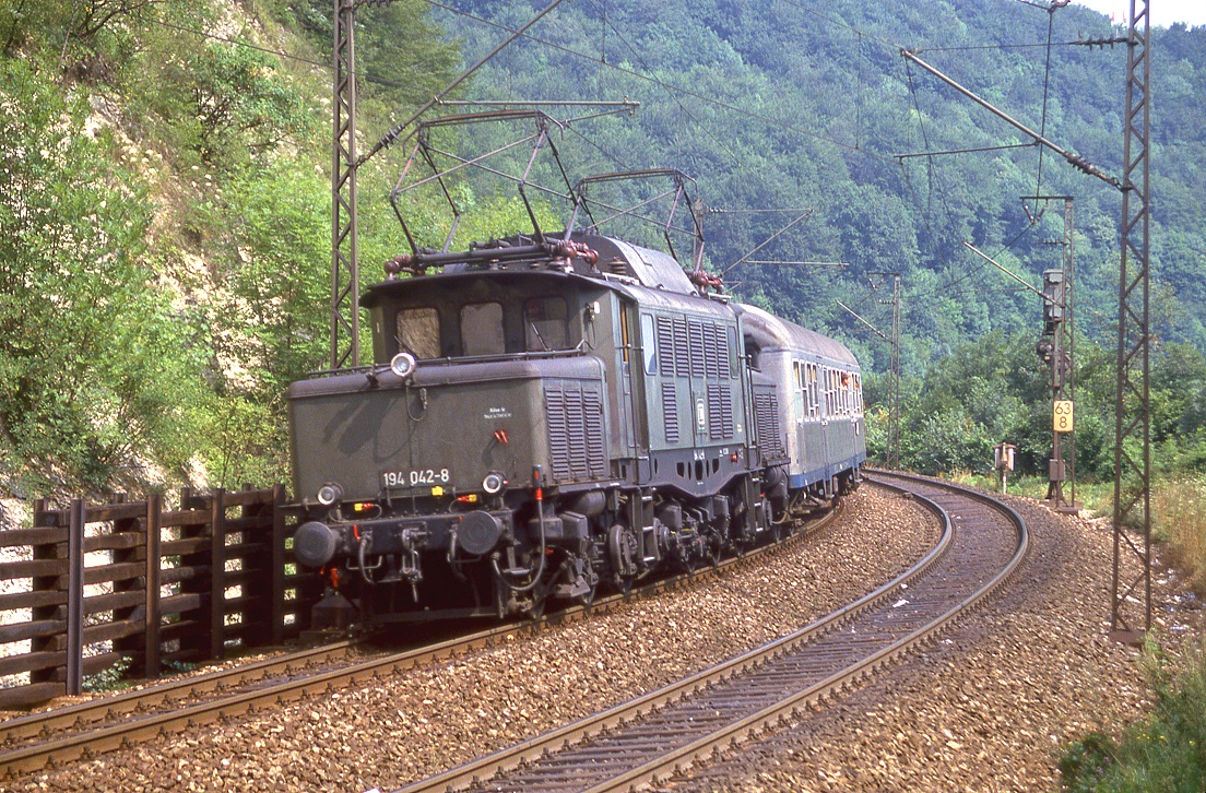 194 042 fhrt mit einem Schlerzug von Westerstetten die Geislinger Steige 'runter, 09.08.1986.