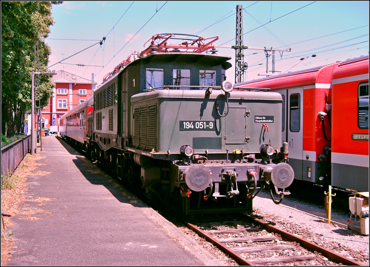 194 051-9 im alten Einsatzgebiet der Baureihe, Singen/Hohentwiel (26. Juni 2007, 14:09). Aber mit neuem Einsatzfeld, denn von 1977 bis zum Ende ihres Einsatzes war sie regelmäßig einige Gleise weiter südlich in der Nähe der Maggi anzutreffen, beim Güterverkehr. Heute gehört diese Lok der Stadt Singen, ist jedoch selten zu Hause.

(Ersatz für ein altes 800-Pixel-Bild)