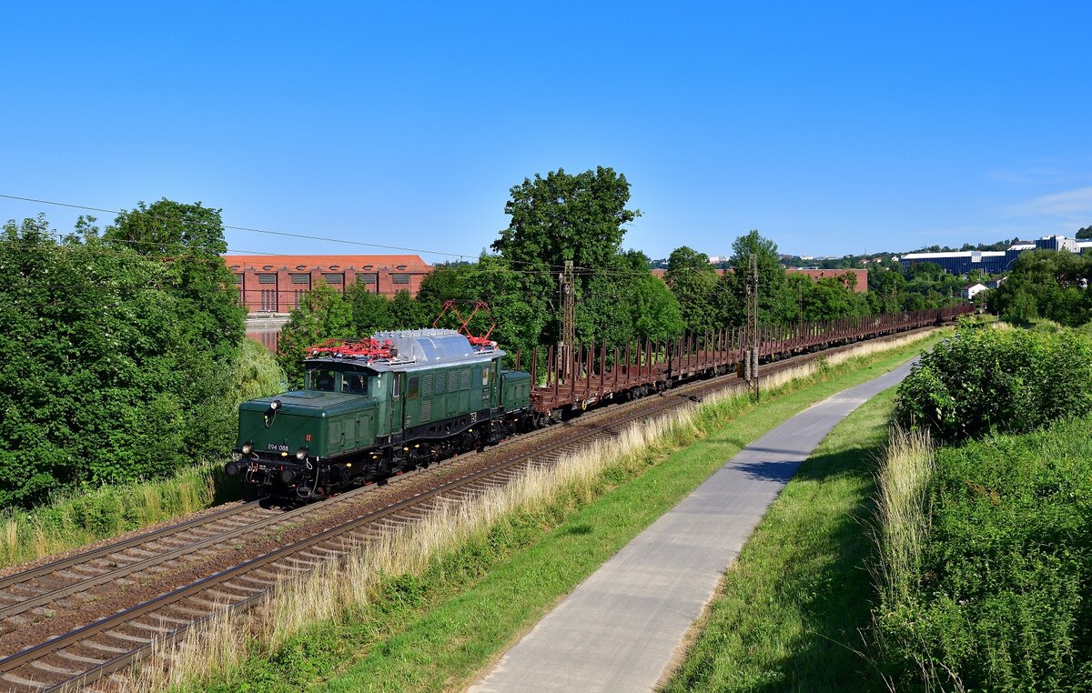 194 088 mit einem Rungenwagenzug am 03.07.2021 bei Passau.
