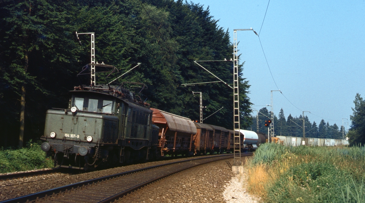 194 107 legt sich am 10.8.1980 bei Teisendorf in die Kurve.