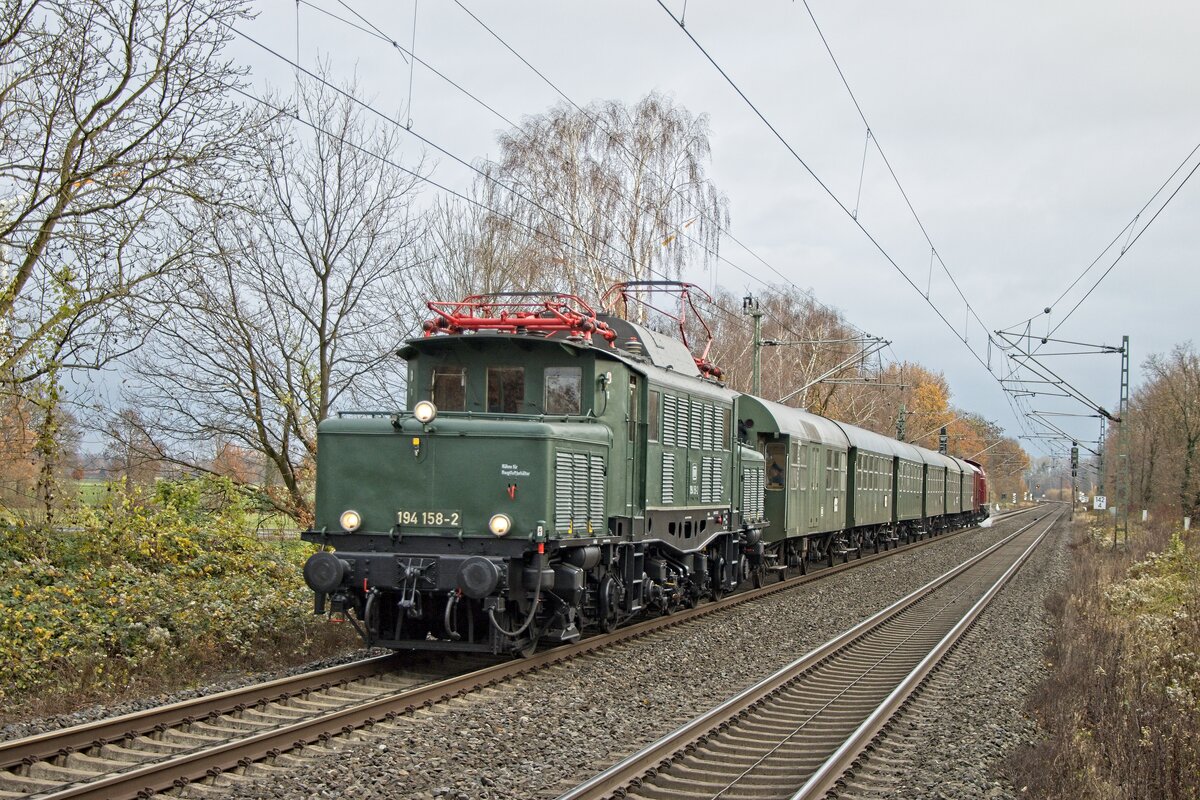 194 158-2 und 212 079-8 der Museumsbahn Hamm ziehen einen Sonderzug zum Aachener Weihnachtsmarkt (Nordbögge, 27.11.2021)