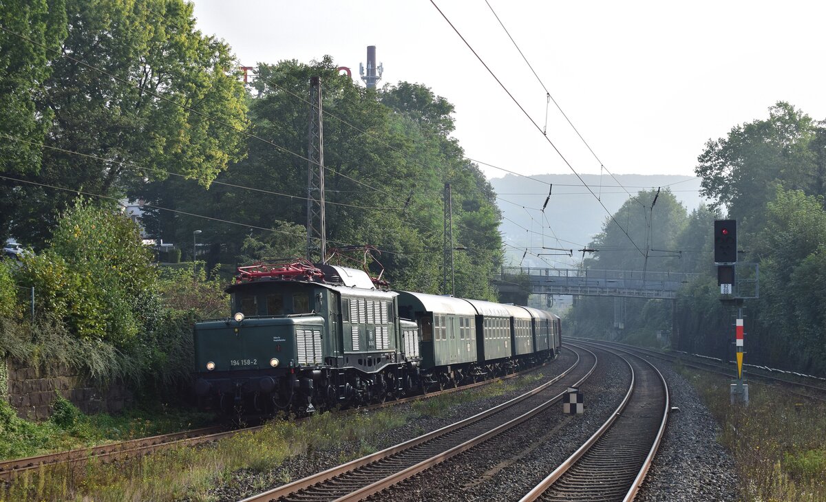 194 158-2 fährt mit einem Sonderzug nach Rüdesheim durch Wuppertal Sonnborn.

Wuppertal 18.09.2021
