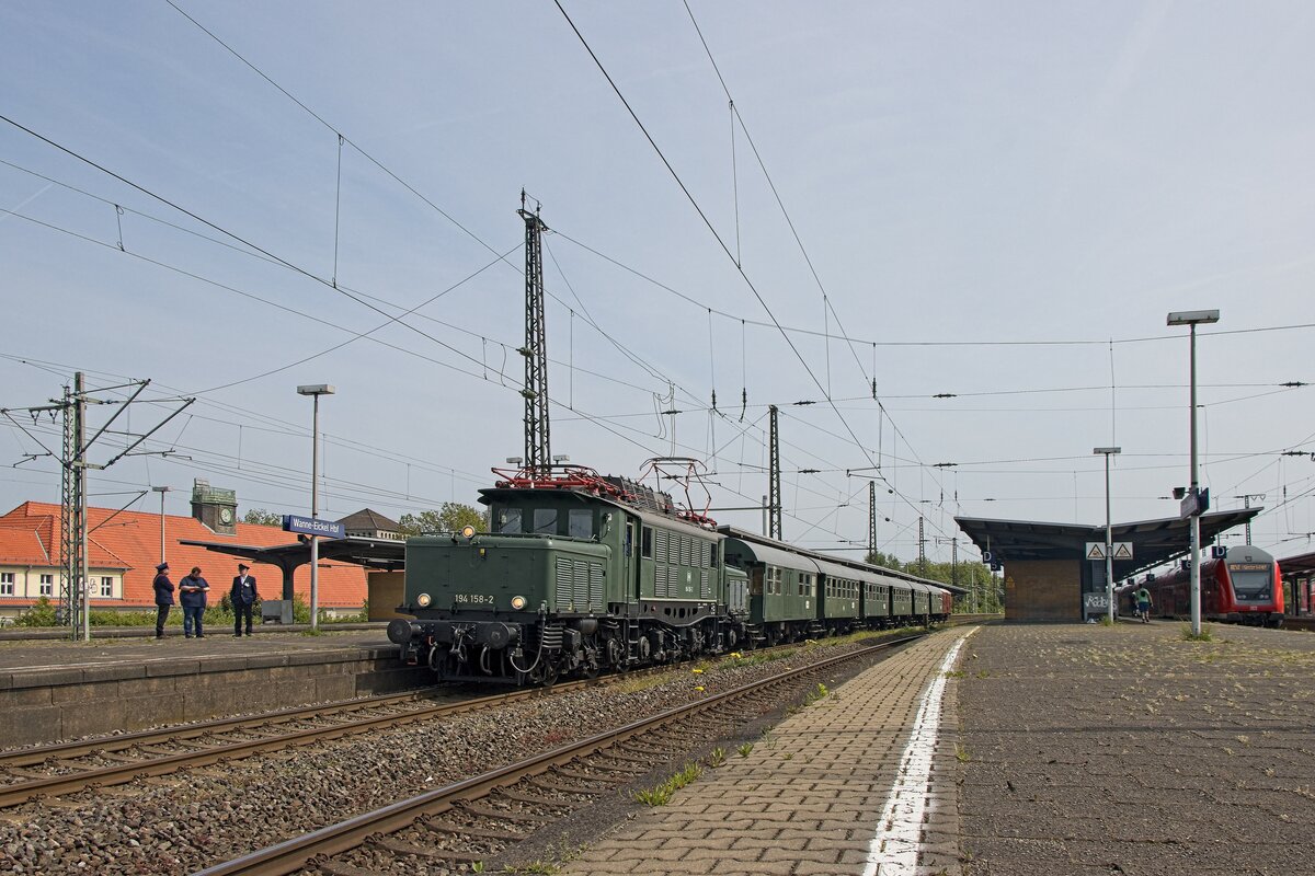 194 158-2 wartet mit dem Wirtschaftswunderzug in Wanne-Eickel Hbf auf die Ausfahrt (29.05.2023) 
