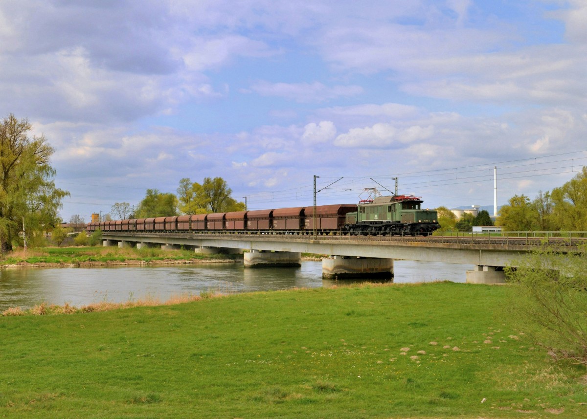 194 158 mit einem Güterzug am 09.04.2014 auf der Isarbrücke bei Plattling.