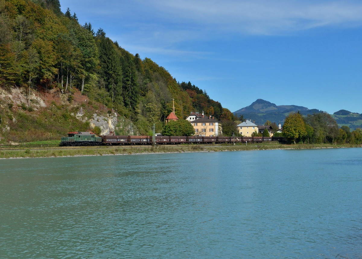 194 158 mit einem Schotterzug am 18.10.2014 bei Kufstein. 