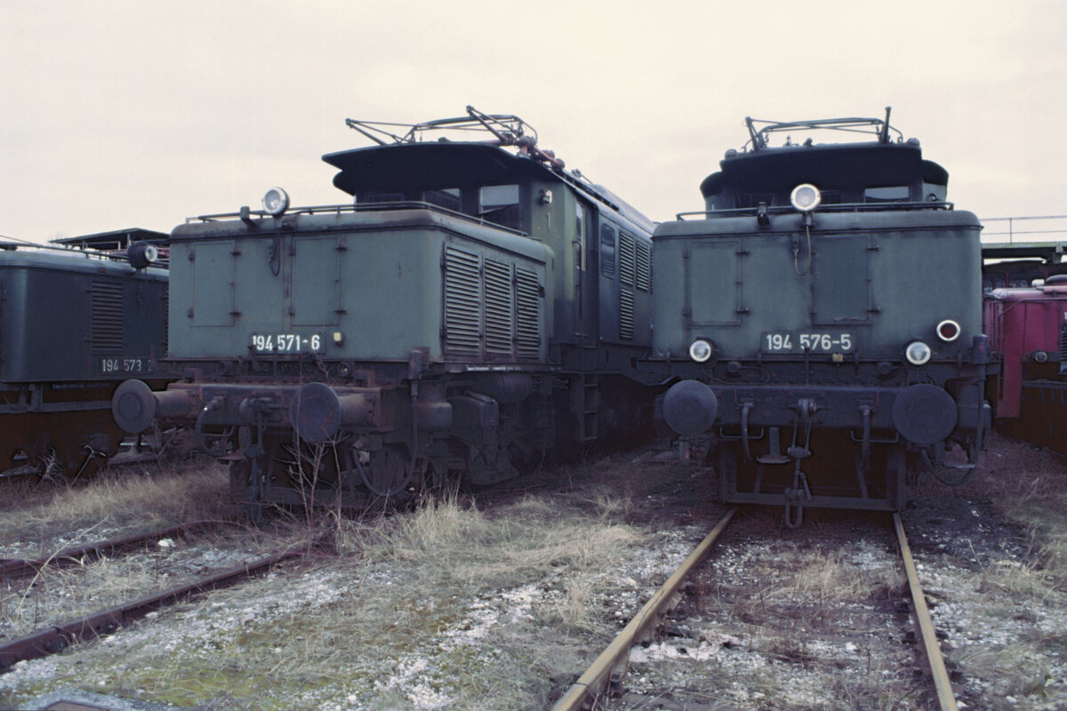 194 571 und 194 576 am 02.04.1986 auf dem Lokfriedhof des Aw. München-Freimann.