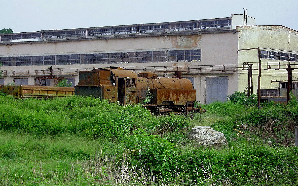 1948 beschaffte die HSH (Hekurudha Shqiptare) mehrere Lokomotiven der polnischen Baureihe Tkt 48, die bis etwa 1990 im Einsatz waren. Seitdem halten einige im Depot Shkozet einen Dornröschenschlaf wie dieses Exemplar am 16.05.2009.