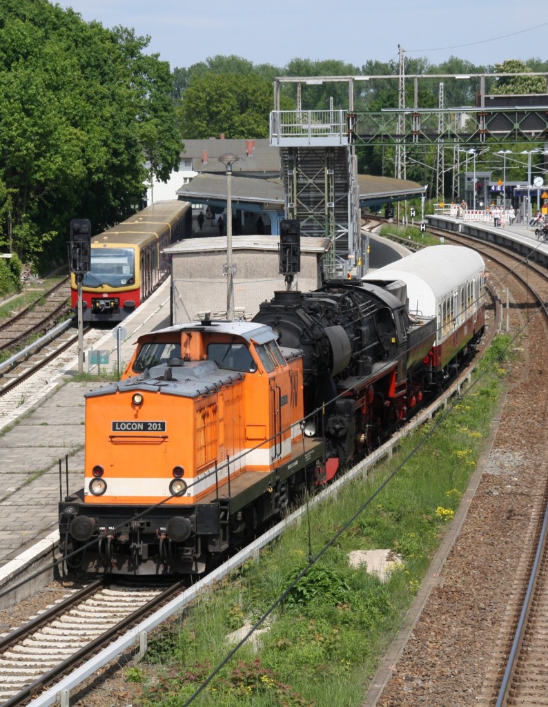 19.5.2012 Bernau bei Berlin. Locon 201 mit 52 8029 und dem LEW Messwagen werden zur Abfahrt nach Berlin Lichtenberg bereitgestellt.