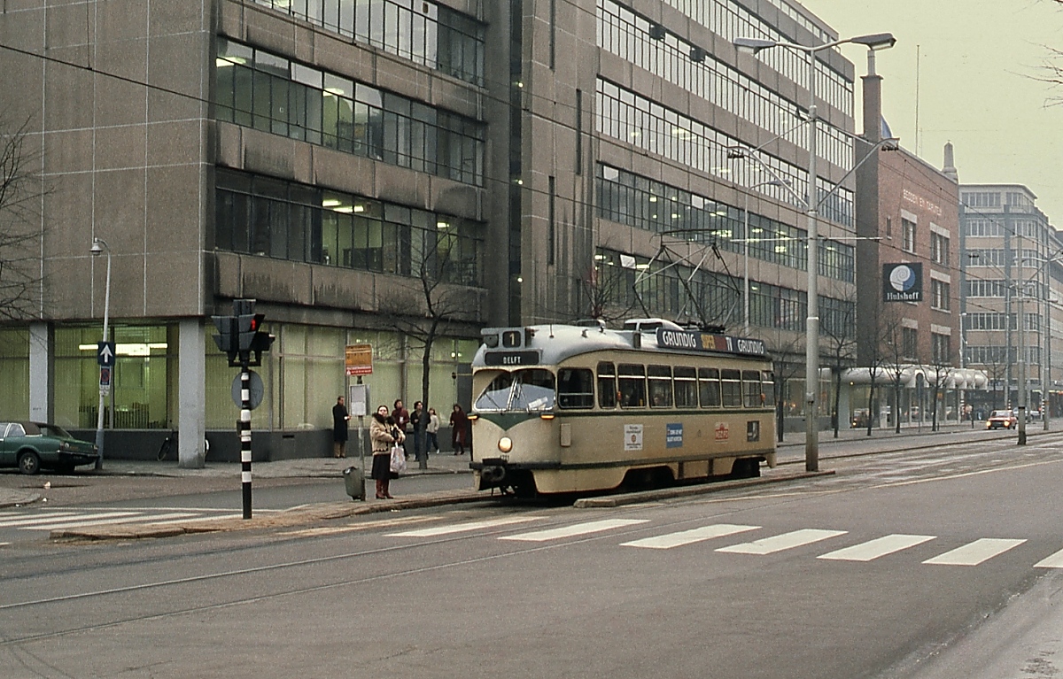 1963 stellte die HTM die Triebwagen 1201-1240 in Dienst, dabei wurden die Nr.'n 1201-1225 mit einem Signalhorn für den Dienst auf der Überlandlinie nach Delft ausgerüstet. Nr. 1211 ist im Februar 1981 dorthin unterwegs. Bereits ein Jahr später wurden die Triebwagen aus dieser Serie abgestellt.