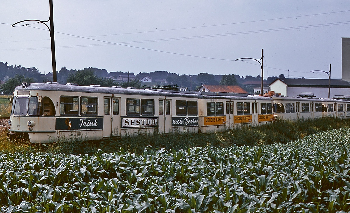 1970 kaufte Stern & Hafferl mehrere Triebwagen von der Köln-Frechen-Benzelrather Eisenbahn, die für den Einsatz auf der Linzer Lokalbahn vorgesehen waren. Im Juli 1973 präsentierten sie sich auf einem Abstellgleis in Vorchdorf-Eggenberg noch im Kölner Outfit, im Vordergrund der KFBE-Steuerwagen 2290, der später als ES 22236 bei der LILO eingesetzt wurde. 