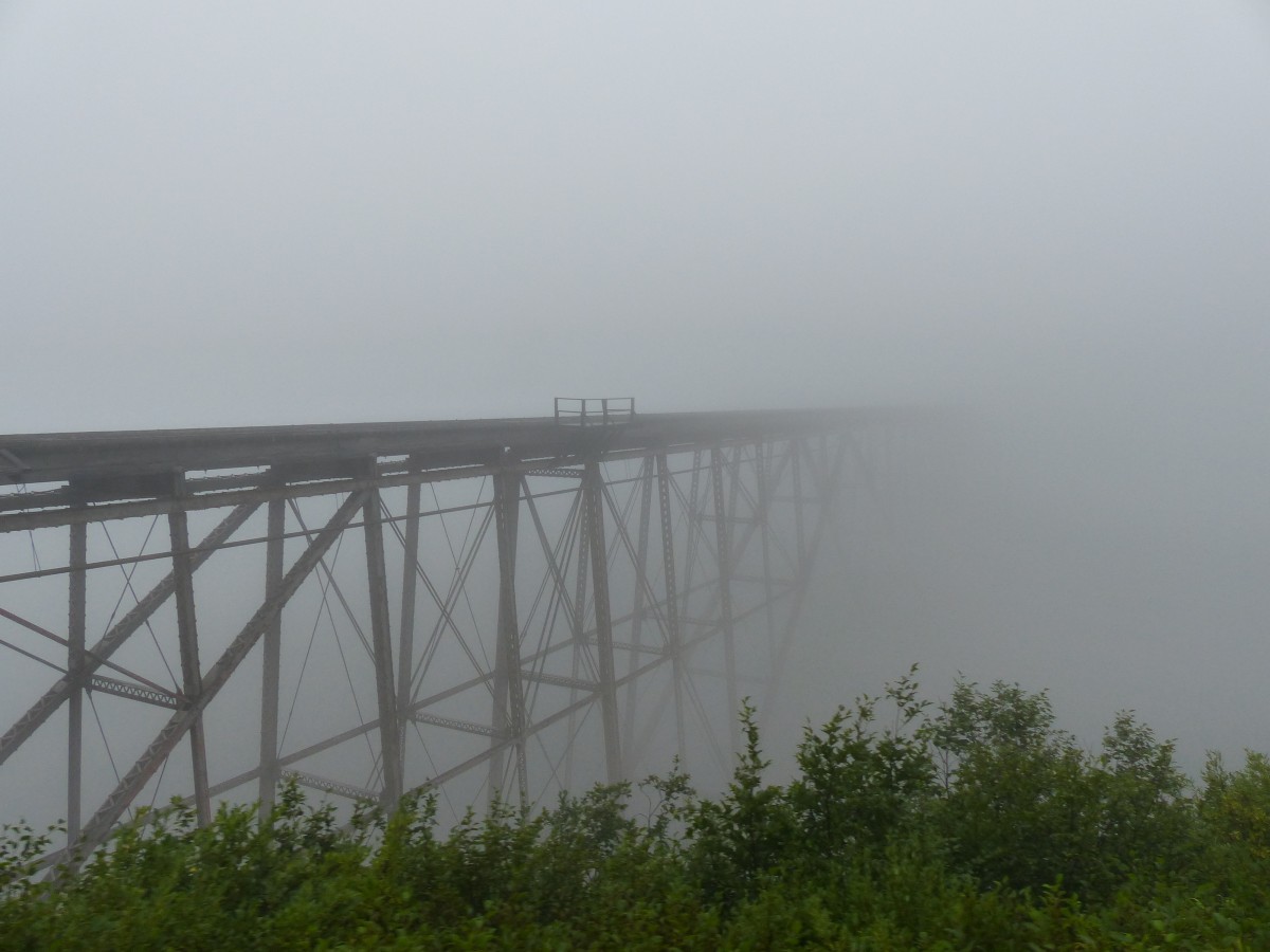 1970 wurde die Strecke der White Pass and Yukon Railway an der Dead-Horse-Schlucht verlegt. Die alte Stahlbrcke wurde stehen gelassen und verschwindet am 16.08.2013 schon nach wenigen Metern im dichten Nebel.