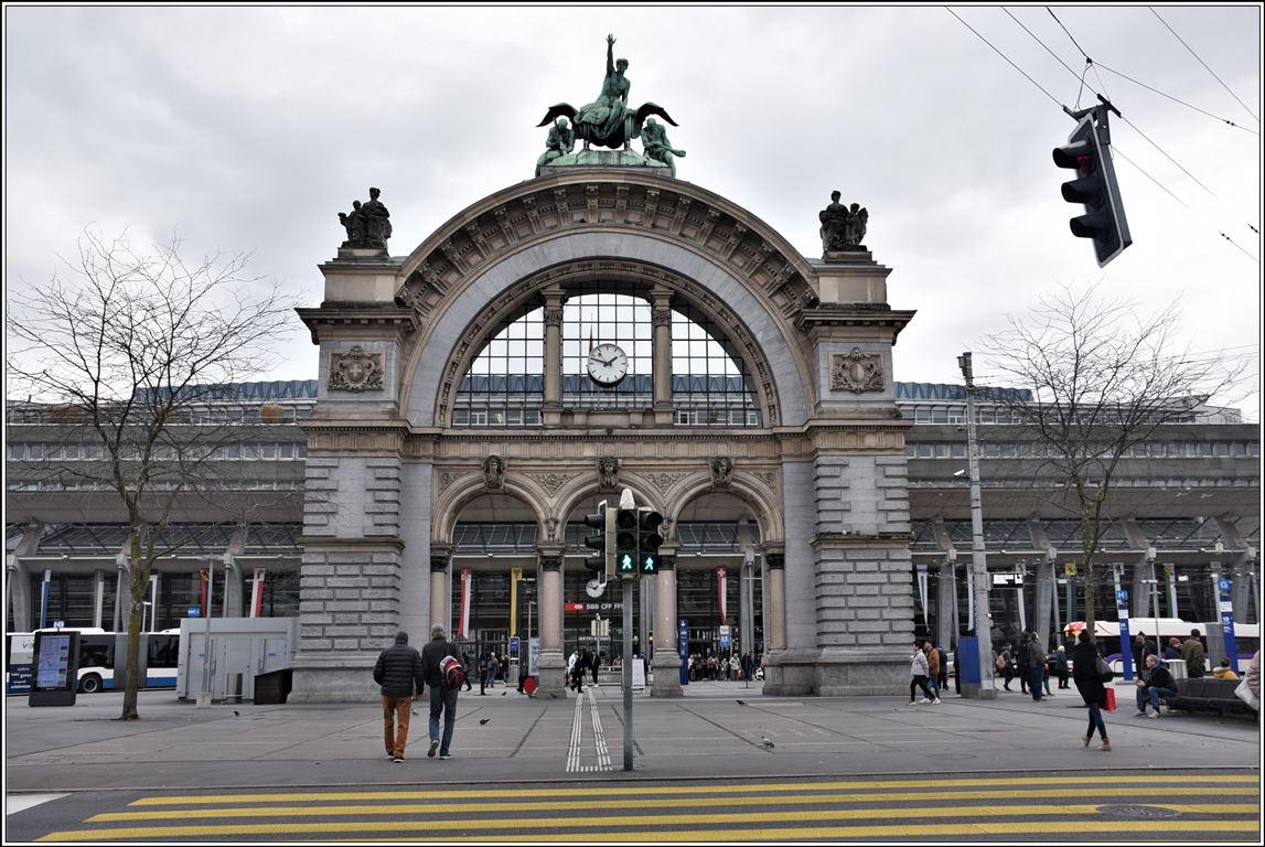 1971 brannte der Bahnhof Luzern fast vollständig nieder. Das ursprüngliche Eingangstor blieb als sehenswertes Monument erhalten. (13.11.2019)