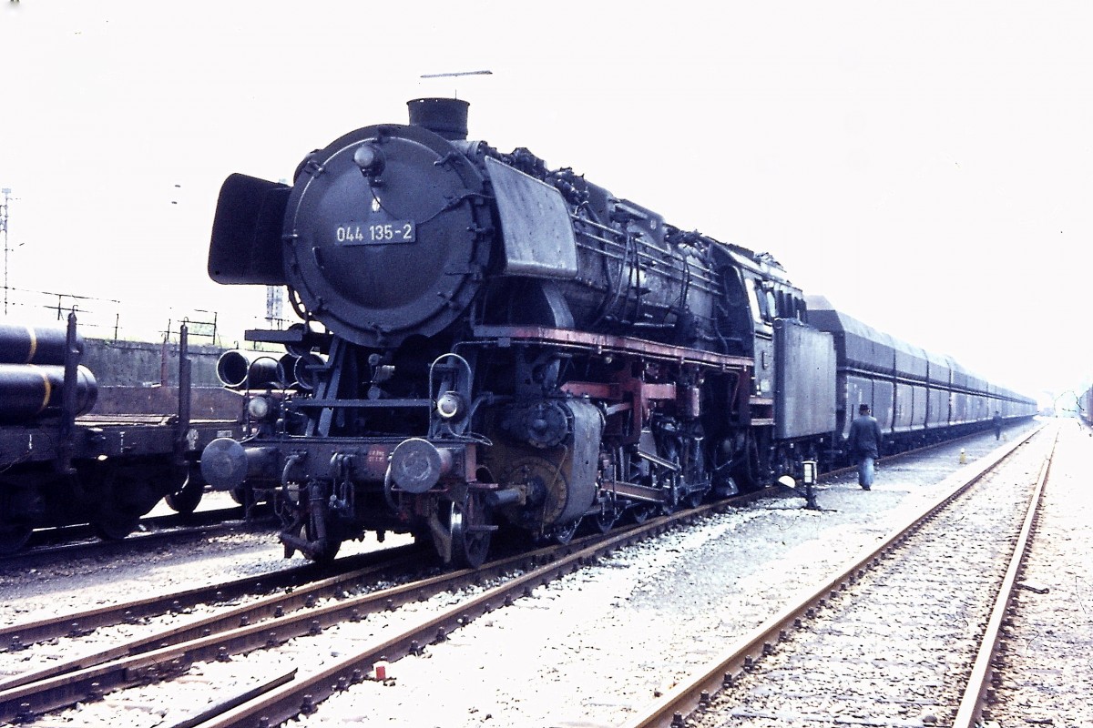 1974 Mai - Düsseldorf Hafen Rbf - 044 135 hat die leeren Kohlenwagen vom Kraftwerk Lausward übernommen und wartet auf Ausfahrt.