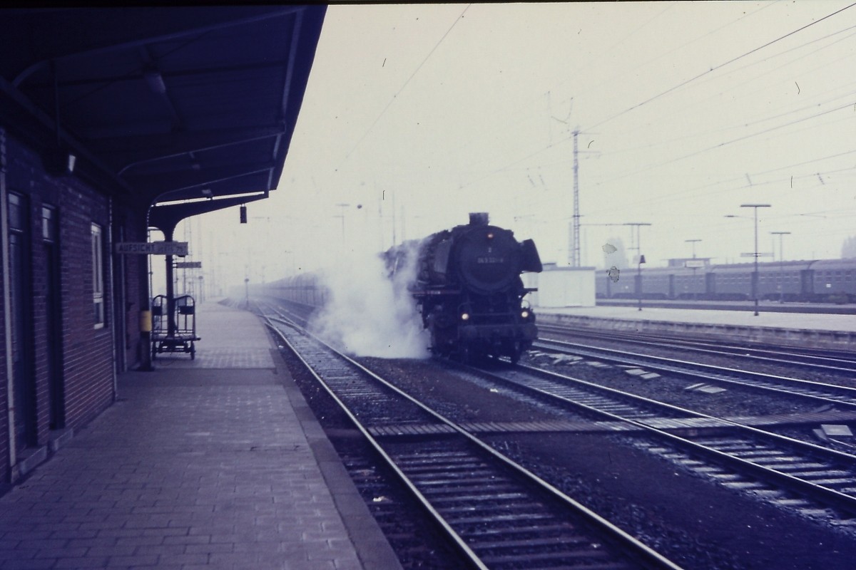 1974 Oktober - Bhf Rheine - 043 321 wartet auf Ausfahrt nach Emden