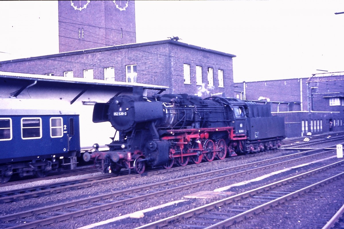 1974 Oktober - Düsseldorf Hbf - 052 530 auf dem Weg zum Rbf Dssd-Hafen