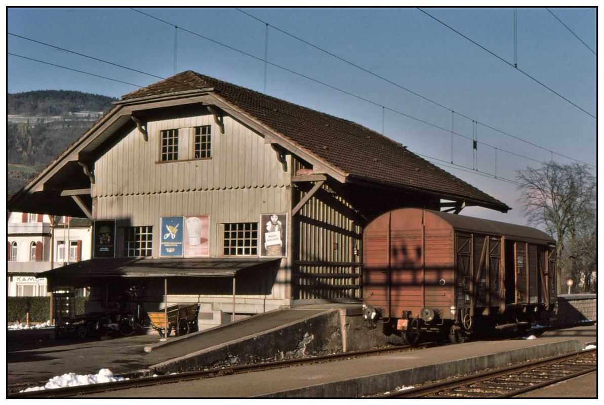1975, als ich als Stationsbeamter in Rüthi SG gearbeitet habe, wurden noch täglich ein oder zwei Stückgutwagen be- und entladen. Gescanntes Dia (Archiv 03/75)